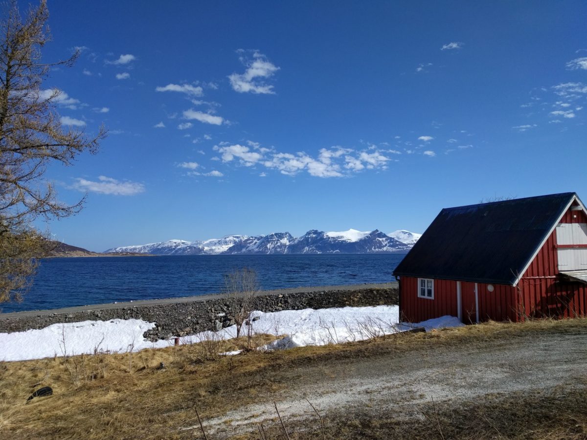 Noorwegen besneeuwde bergen houten huis koude training WHM ijsbad zeilreis SeaWind Adventures