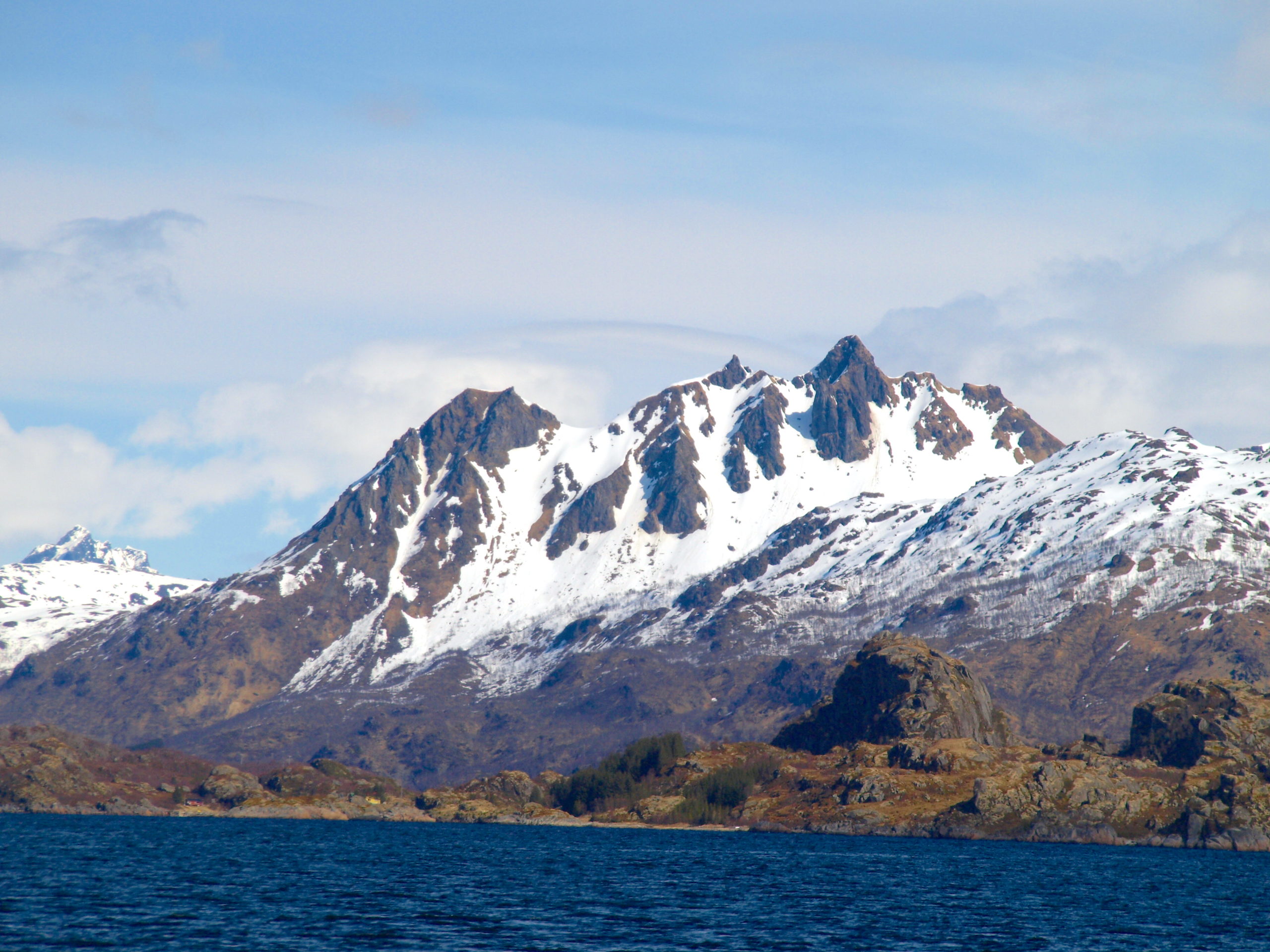 Noorwegen kust hike wandelen zeilen sailing zeilreis expeditie besneeuwde bergen