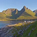 Senja Noorwegen zeilen wandelen bergen visserdorp middernachtzon hike sailing