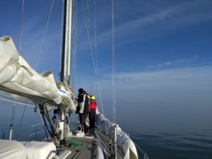 zeilen hijsen Noorwegen sailing Digital Detox reizen vakantie zeilreis zeilvakantie SeaWind Adventures