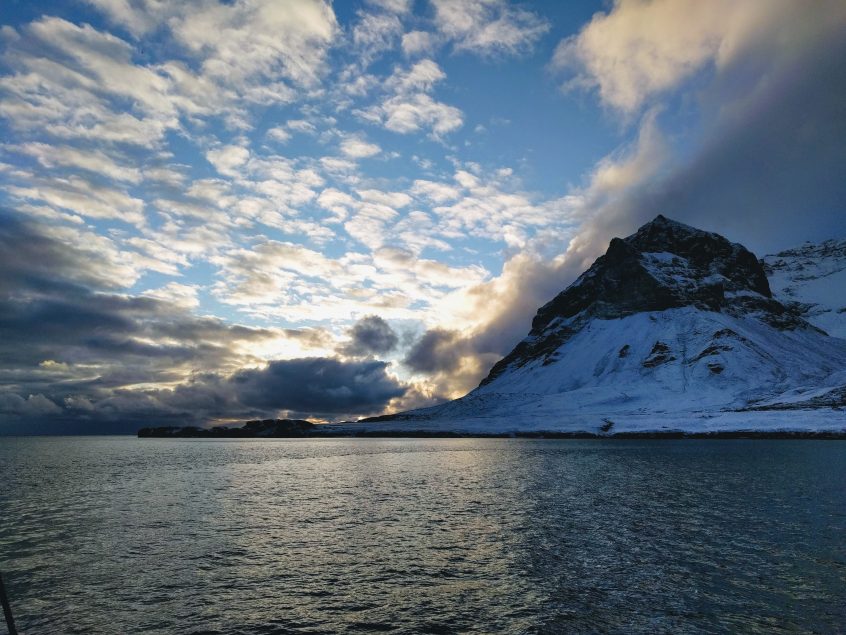 Spitsbergen wolkenlucht zeilreis SeaWind Adventures