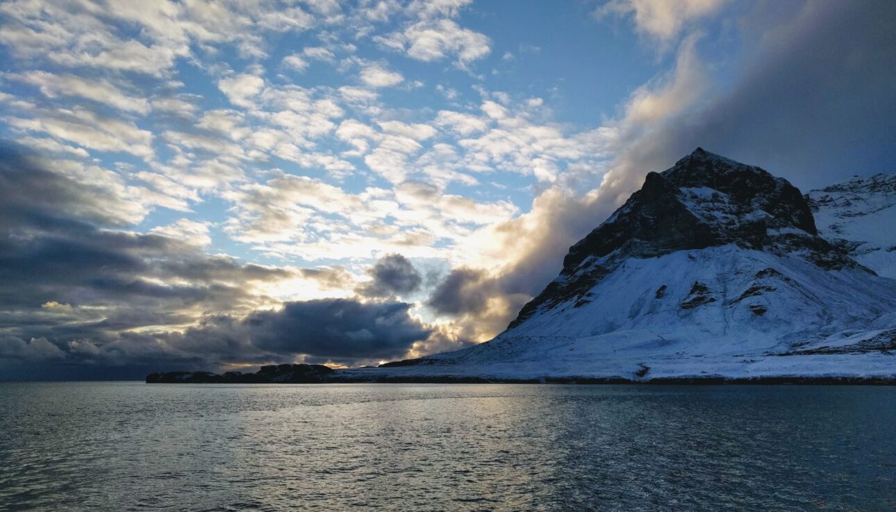 Spitsbergen wolkenlucht zeilreis SeaWind Adventures