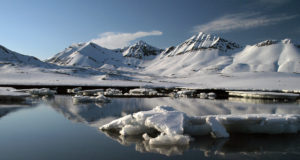 Spitsbergen Svalbard gletsjer mountains expeditie ijsschotsen