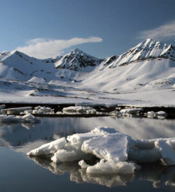 Spitsbergen Svalbard gletsjer mountains expeditie ijsschotsen