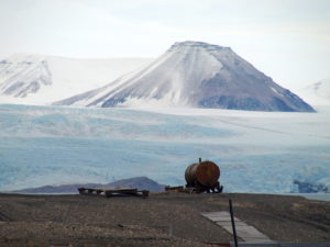 Pyramiden Svalbard Spitsbergen mijnwerkersdorp Russisch bergen ijs gletsjer zeilexpeditie expeditie zeilen sailing SeaWind Adventures