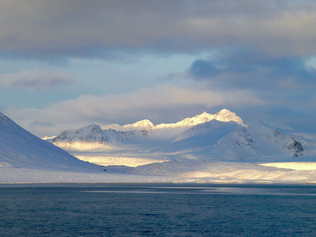 Spitsbergen Svalbard zeilexpeditie zeilreis sailing SeaWind Adventures besneeuwde bergen zee zeilen