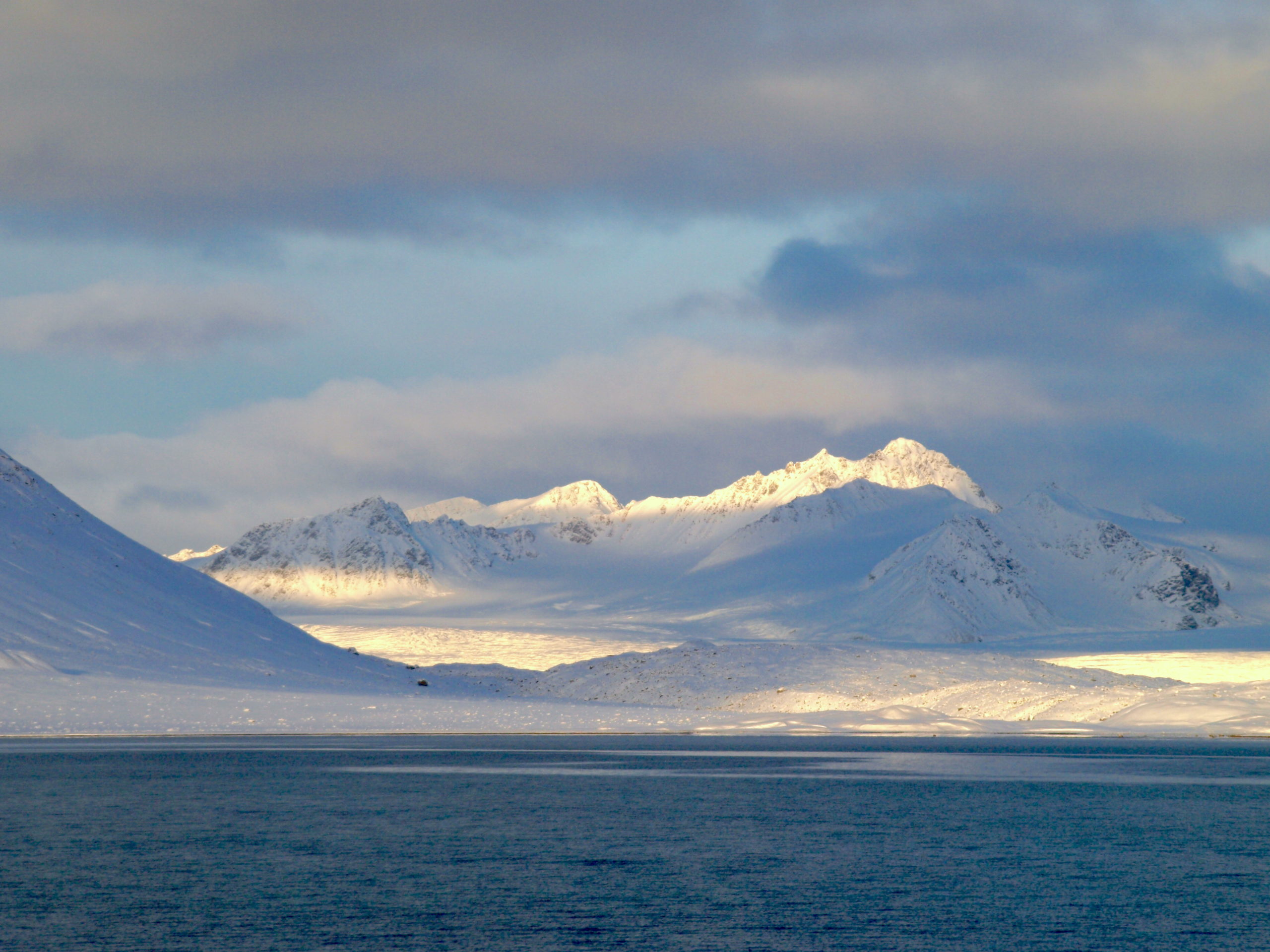 Noorwegen zeilexpeditie zeilreis sailing SeaWind Adventures besneeuwde bergen zee zeilen